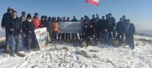 چهارمین صعود گروه کوهنوردی دانشگاه فنی و حرفه ای استان کرمانشاه با شعارایران استوار ، ۴۴سال افتخار  2